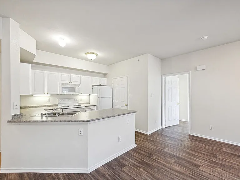 Tivoli Apartments — Photo 2