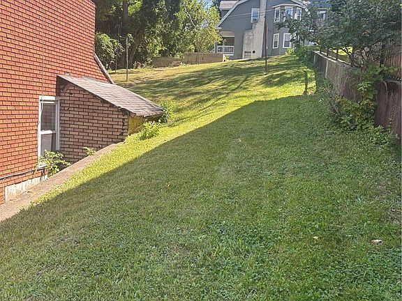 5th image of 901 Vernon St