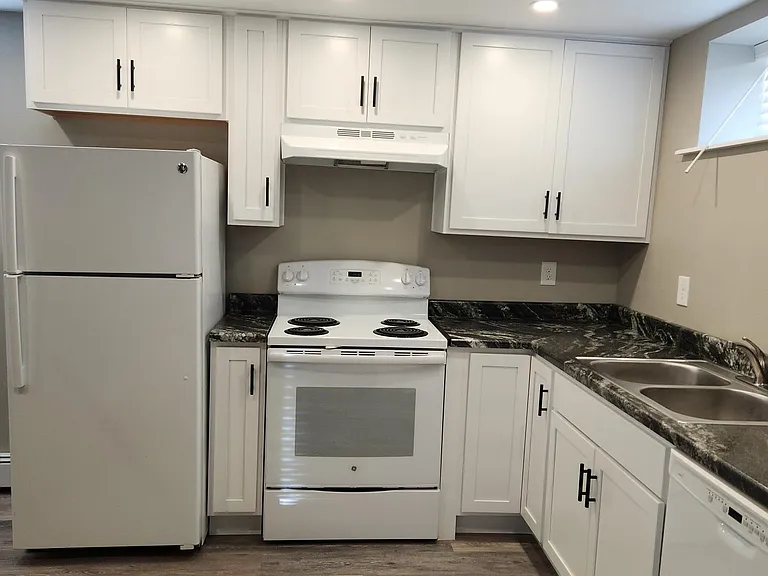 808 E 4th St #1/2 — Photo 12