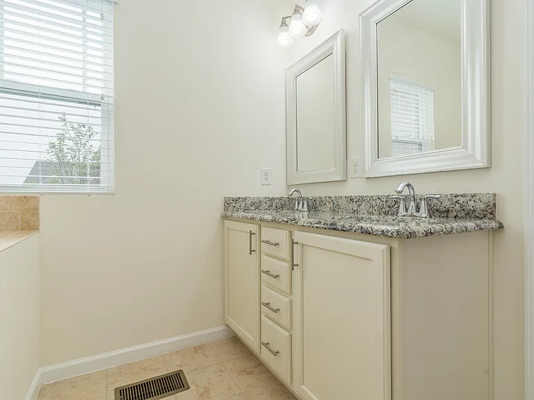 1004 Historic Cir — Photo 12