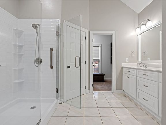 5th image of 521 Brighton Cir