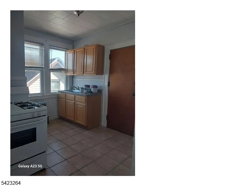 Building Photo - 181 Keer Ave #3