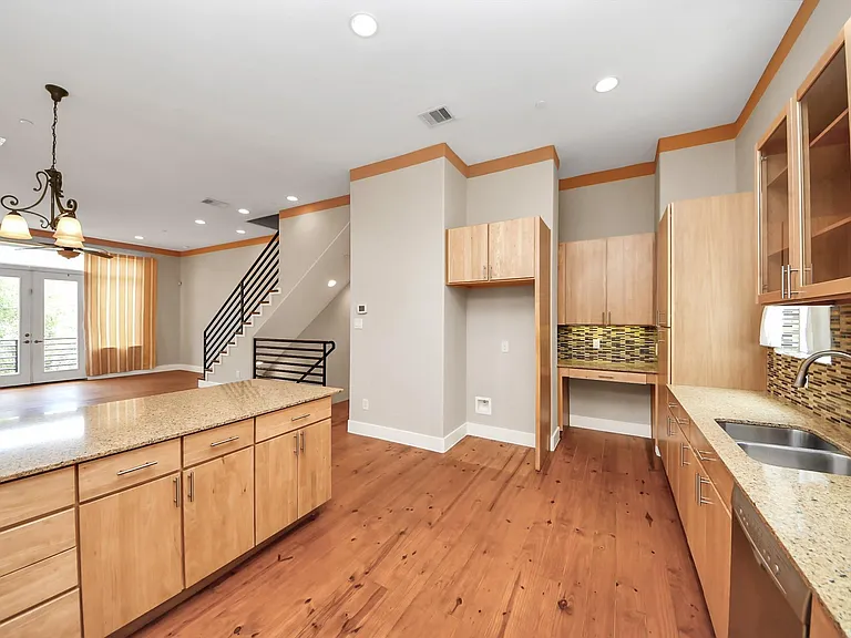 1807 W Webster St — Photo 5