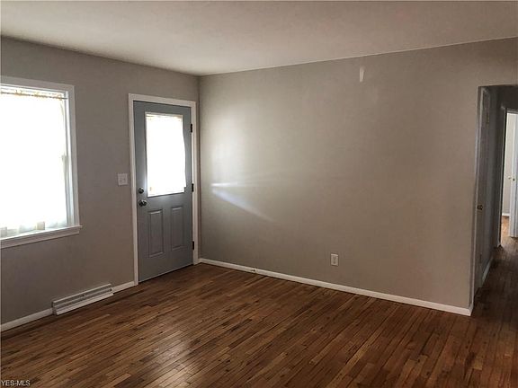 4th image of 592 Janet Dr
