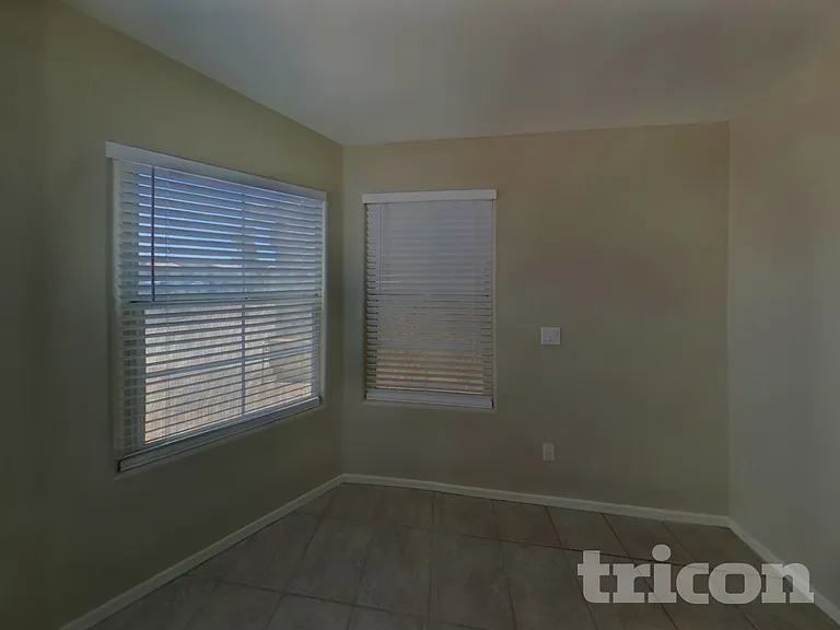 9002 W Palm Ln — Photo 5