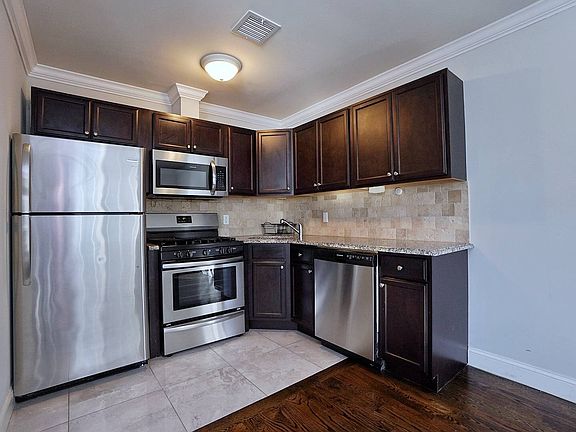 3rd image of 4077 Victory Blvd #B