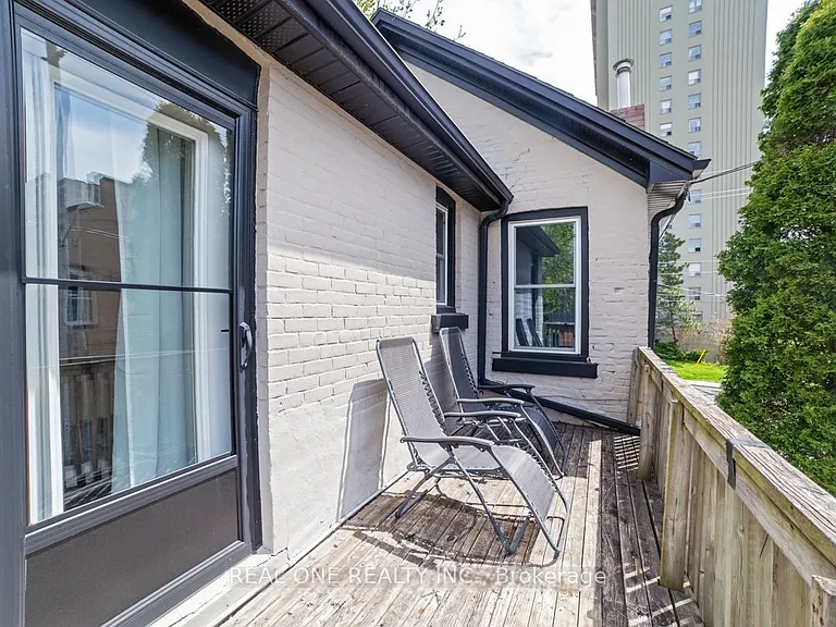 118 Queen St S #2 — Photo 4