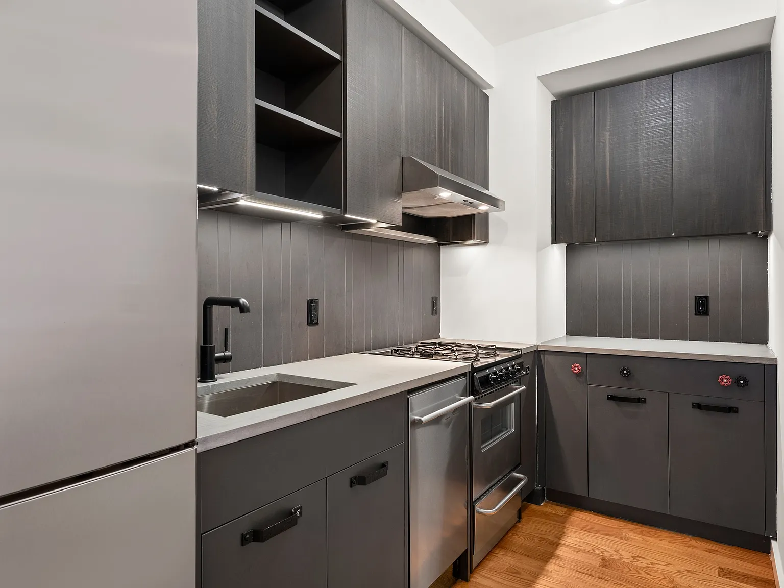 54 Noll Street — Photo 3