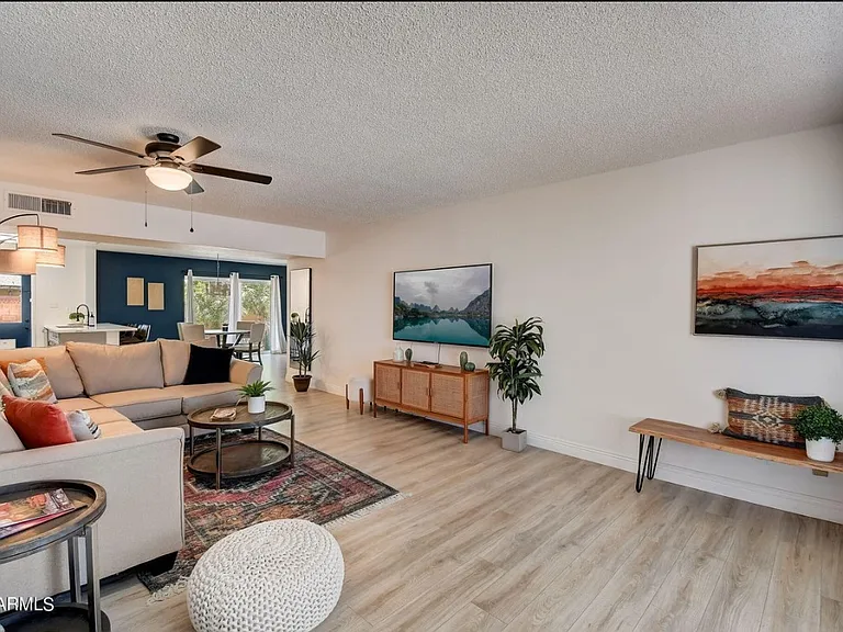 1015 E Concorda Dr — Photo 1