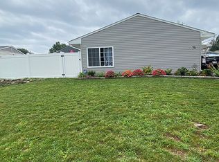 75 Tulip Ln, Levittown, PA