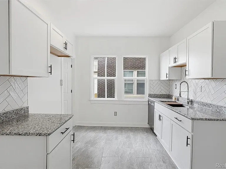 725 Lakewood St — Photo 5