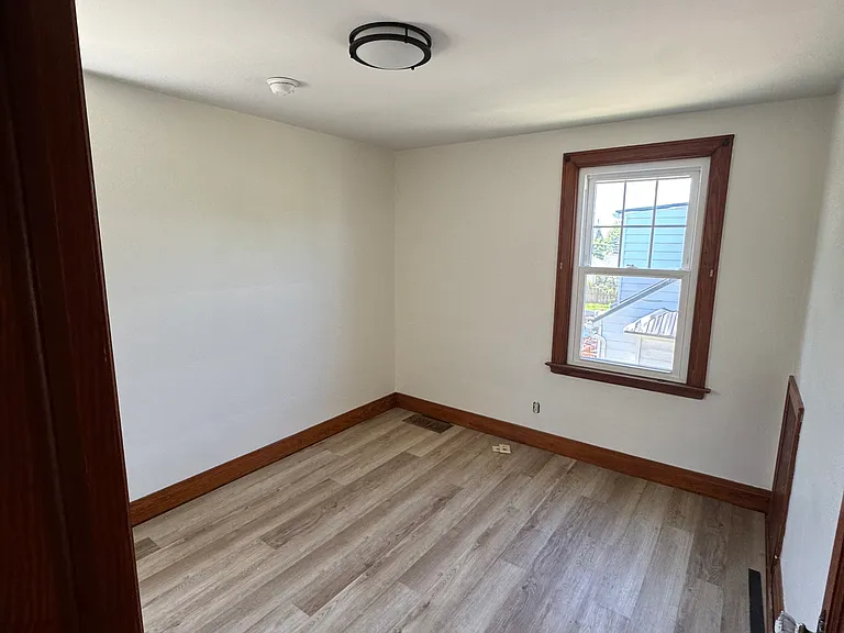 120 Victoria Blvd — Photo 4