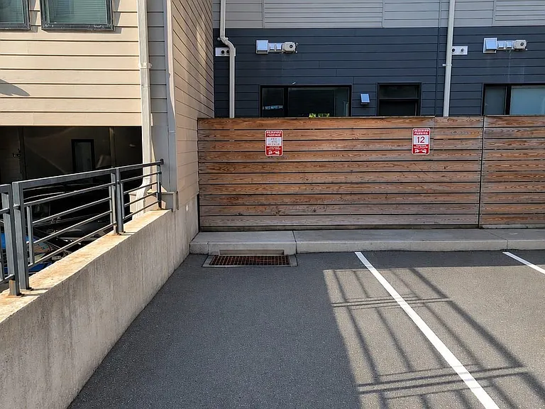 421 Wallace St — Photo 36