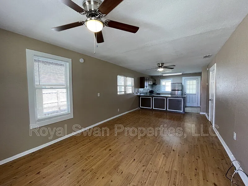2 bed, 1.0 bath, 768 sqft, $1,395 — Photo 2