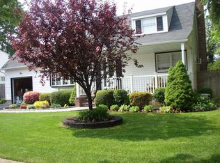 3 Prade Ln, Massapequa Park, NY 11762