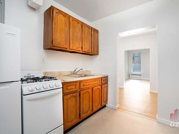 3rd image of 316 E 62nd St #3
