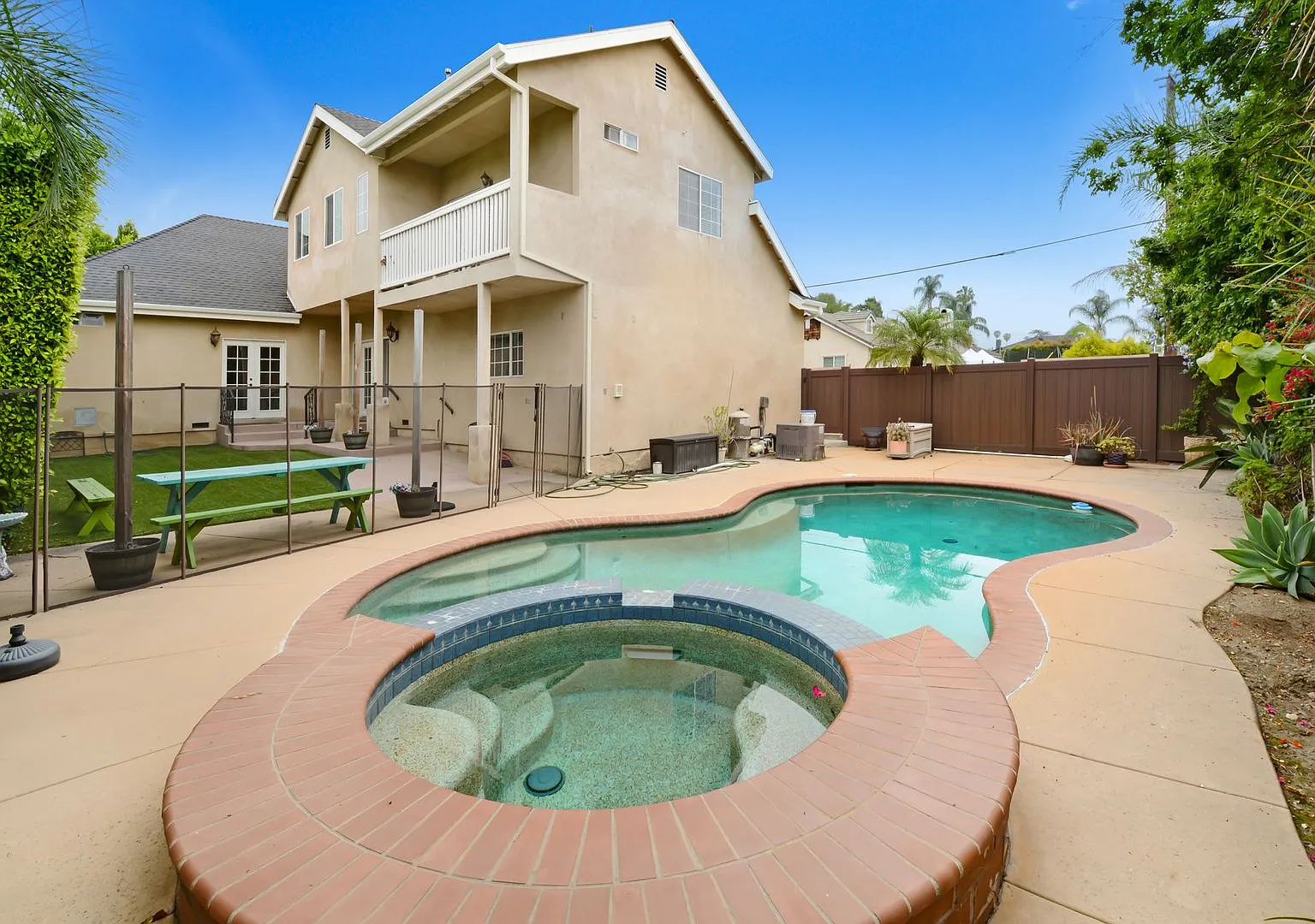 Gorgeous 3,000+ sq ft home in Glendora with Pool! — Photo 3