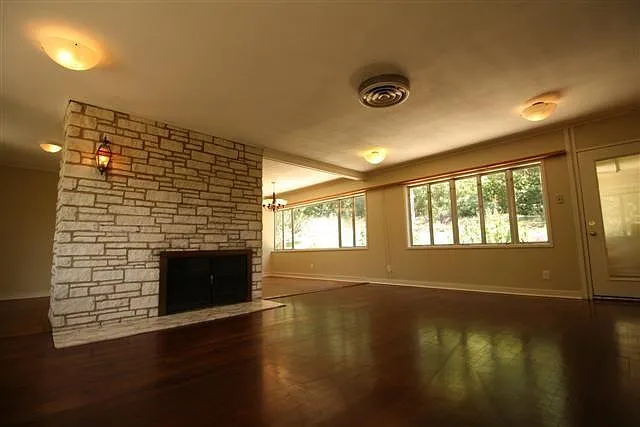 4 bed, 3.0 bath, 2744 sqft, $4,400 — Photo 3