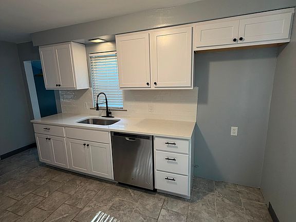 3rd image of 220 Greenvale Dr