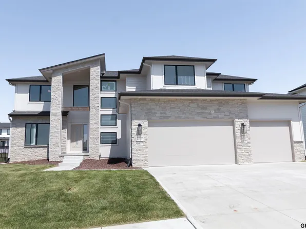 21126 Arlington St, Elkhorn, NE 68022