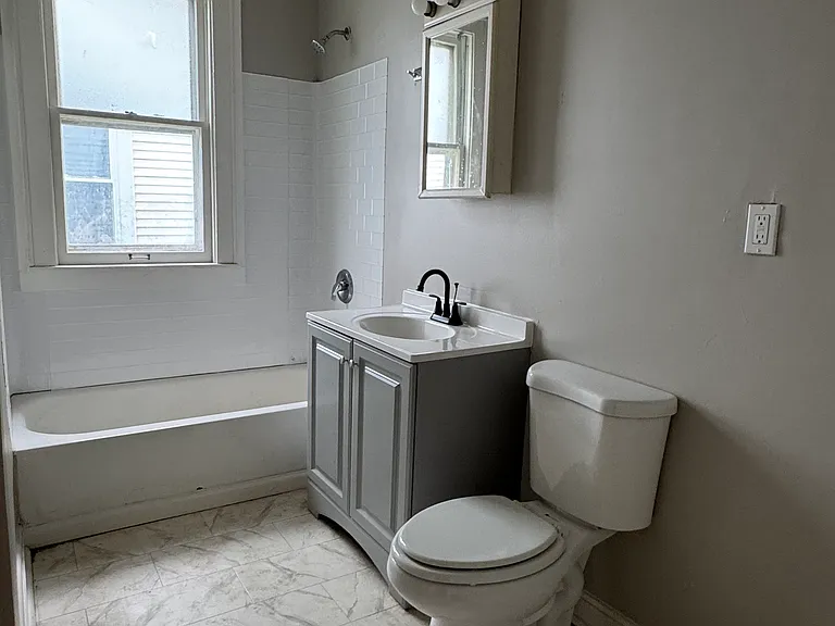 330 E Chambers St — Photo 4