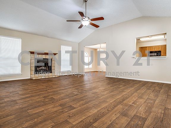 3rd image of 916 Sandhurst Dr