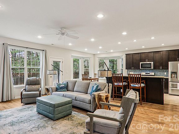 3rd image of 29 Saddle Top Rd