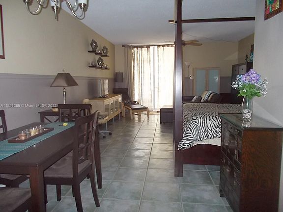 5th image of 800 West Ave APT 209