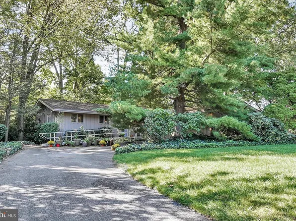 1734 Colonial Manor Dr, Lancaster, PA 17603