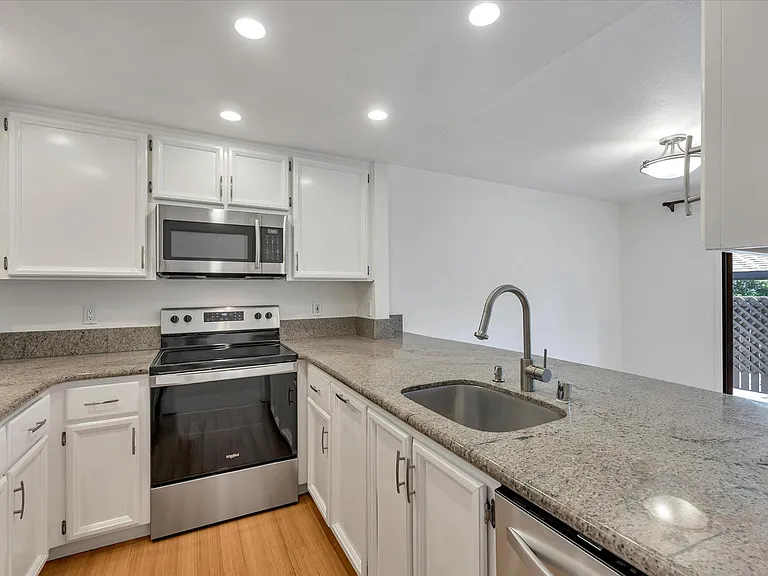 4 W Harbor Dr — Photo 14