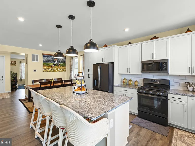 124 Lenore Ln — Photo 3