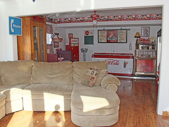 4th image of 106 Amanda St