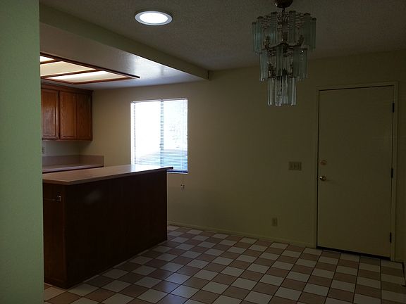dinning area connected to kitchen