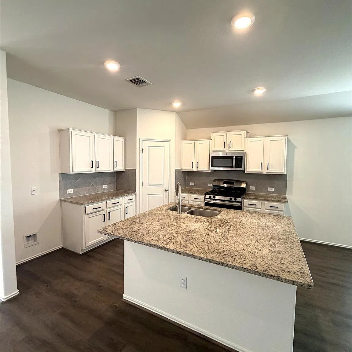 3 bed, 2.0 bath, 1926 sqft, $1,995 — Photo 4