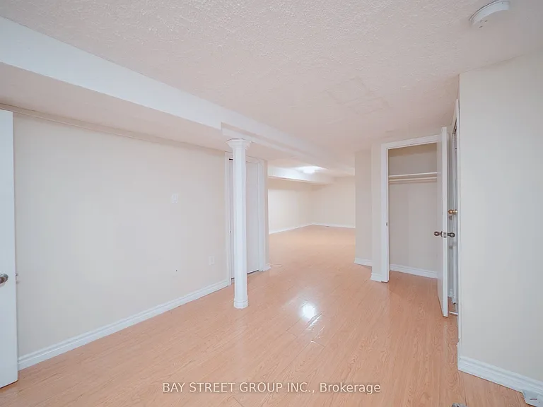 56 Corby Cres #LOWER — Photo 4