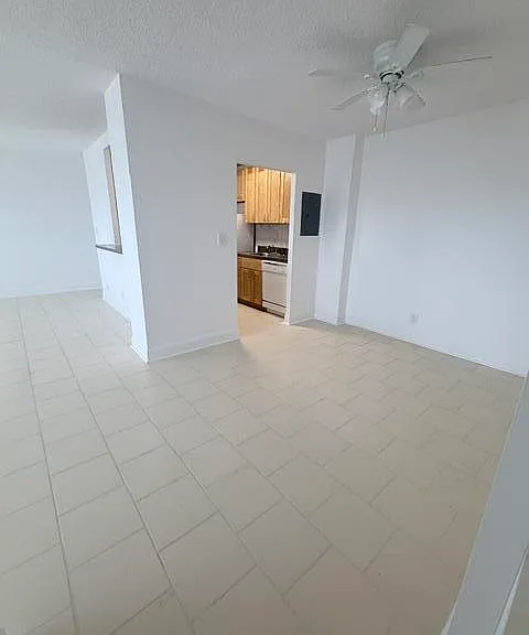 2555 NE 11th St #402 — Photo 8
