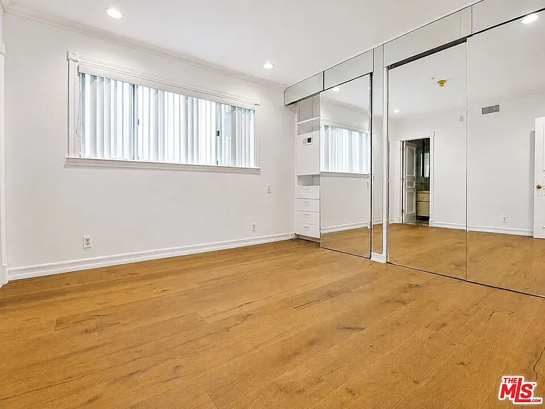 342 N Palm Dr #201 — Photo 13