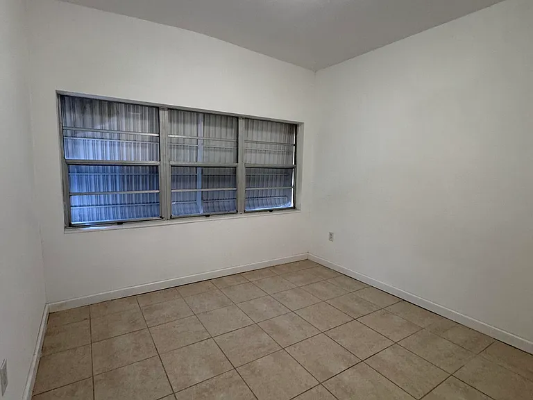 305 Edinburgh Dr — Photo 19