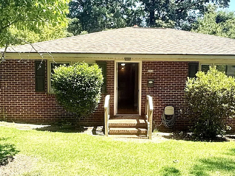 1914 Cherokee Dr — Photo 1