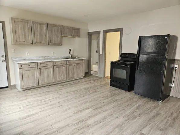24 9th St APT 2, Auburn, ME 04210