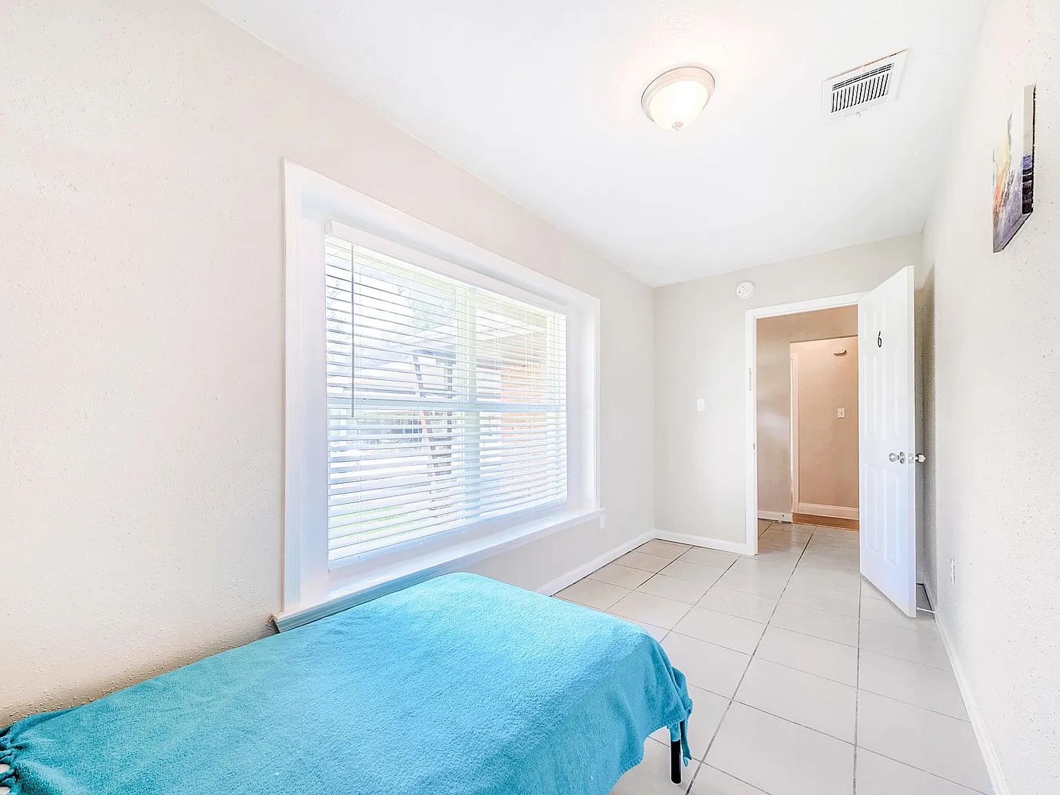 4 bed, 2.0 bath, 1166 sqft, $572 — Photo 2