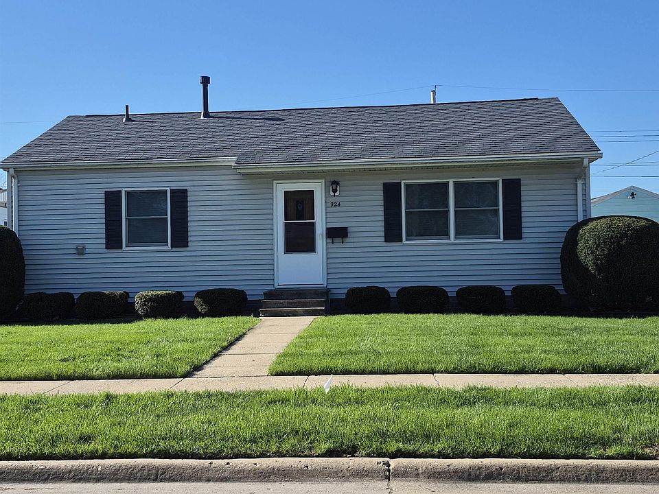 2nd image of 924 Clinton Ave