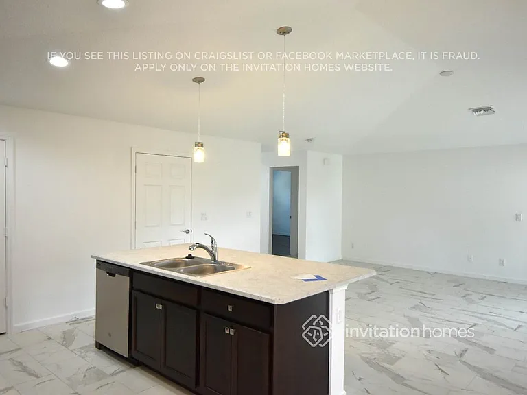 857 SW Sail Ter — Photo 4