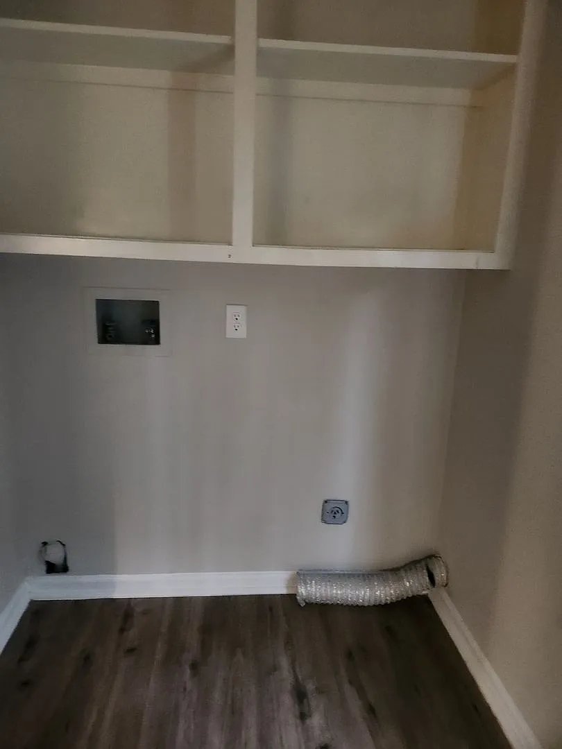 Charming 2 Bedroom 1 Bath — Photo 3