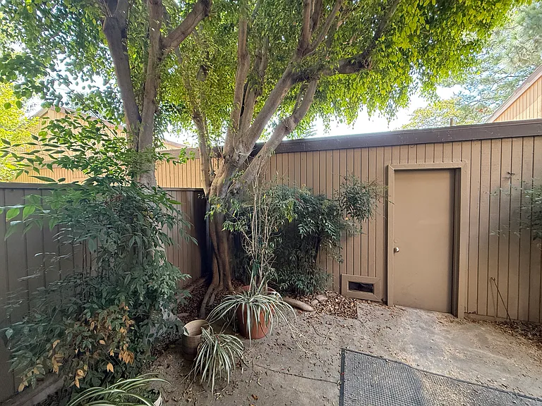 475 W Walnut St — Photo 42