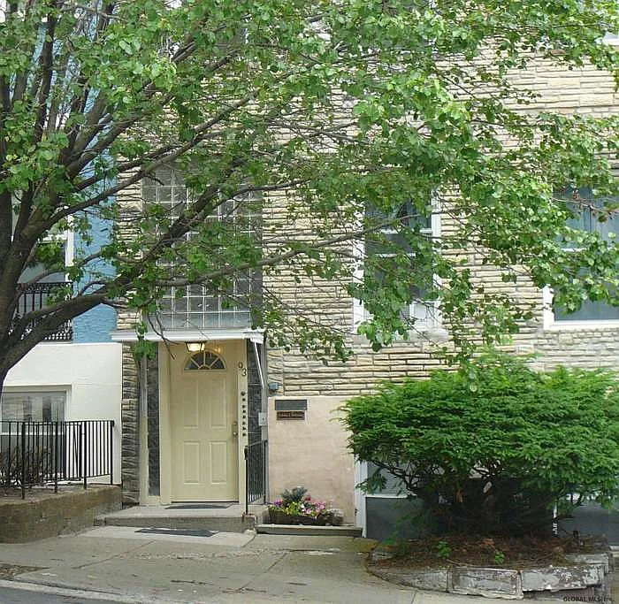 2 bed, 695 sqft, $1,295 — Photo 1