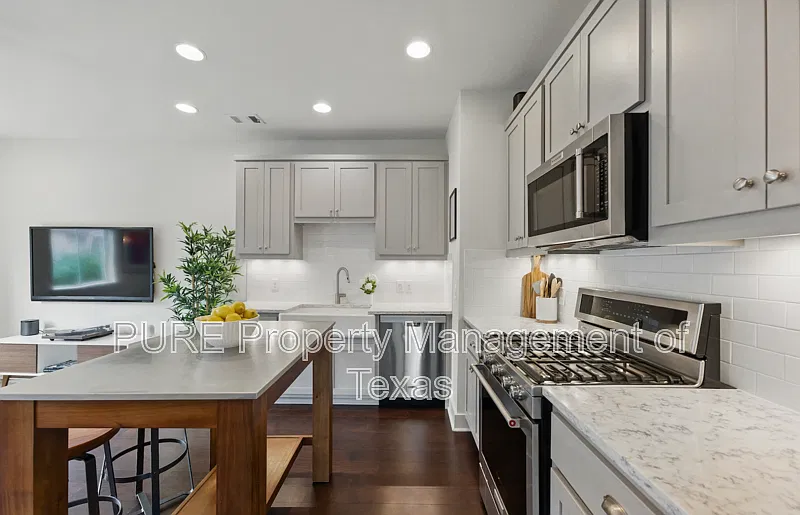 2 bed, 1.0 bath, 1195 sqft, $2,450 — Photo 3