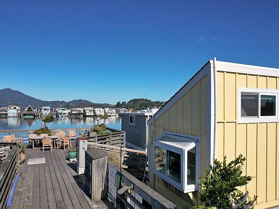 2nd image of 39 W Pier
