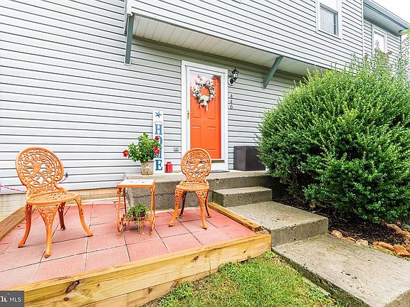 3rd image of 446 Darby Ln