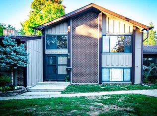702 Circle Dr, Roselle, IL 60172